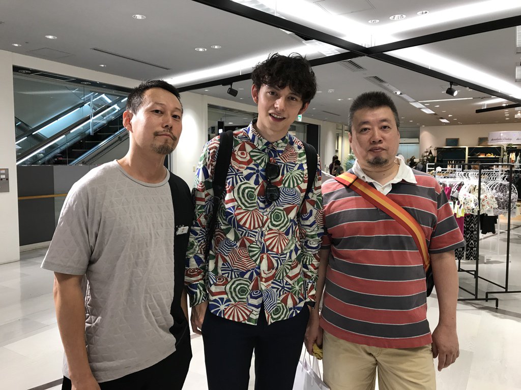 Bomber_Mikuni's tweet photo. フォロワーさんのファッションブランドの販売してる新宿の高島屋にハリー杉山君がお買い物〜(^^)
かわいらしい顔立ちだから君付けでもイイかな〜(^^)
顔が小さくて同じ人類とは思えないほど…(T_T)
気さくでイケメンでとっても良い感じです(^^)
#GAUFRAIT https://t.co/HSUtTZAua0