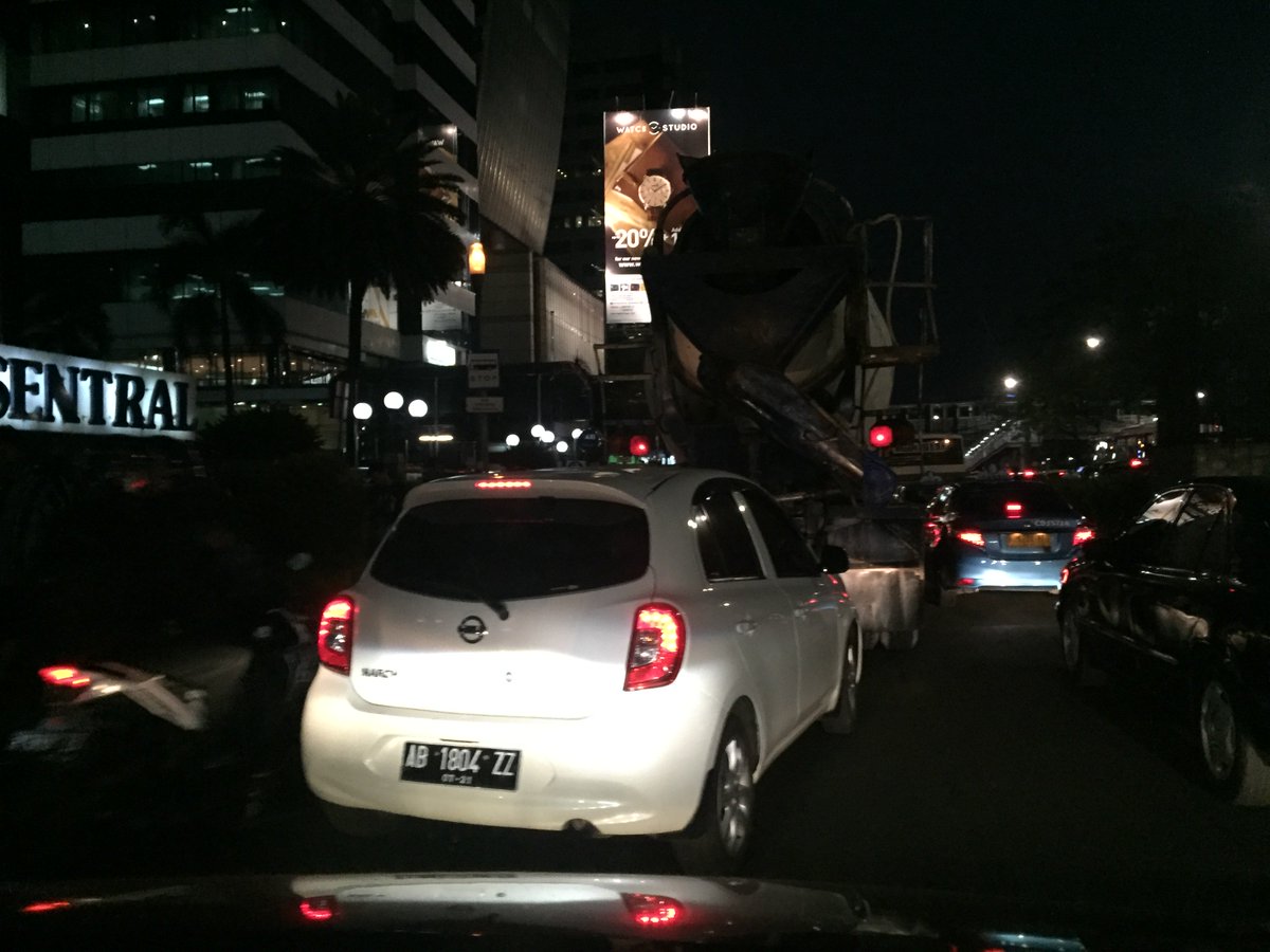 Ami_Angayu's tweet photo. Mobil ga mau antri dan bikin susah motor lewat di jalur kiri. Ini beneran kampungan banget banget. https://t.co/lo0YNrxrUG
