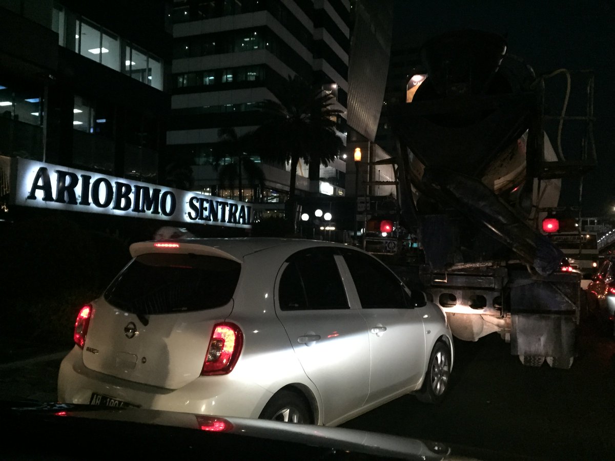 Ami_Angayu's tweet photo. Mobil ga mau antri dan bikin susah motor lewat di jalur kiri. Ini beneran kampungan banget banget. https://t.co/lo0YNrxrUG