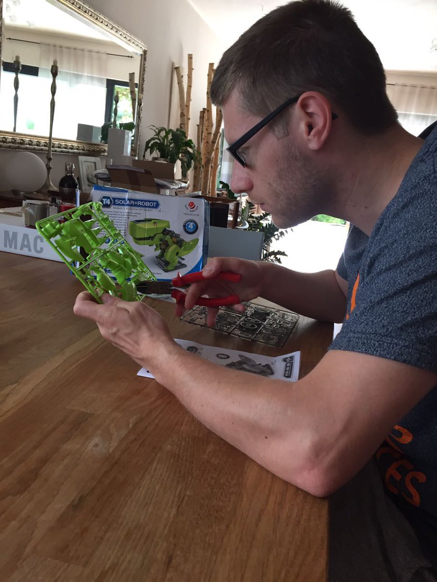 FechnerAndre's tweet photo. He's alive! #SolarRobot #Robotics #dinosaur #ChinaGadget #Science https://t.co/e092MqEJCt