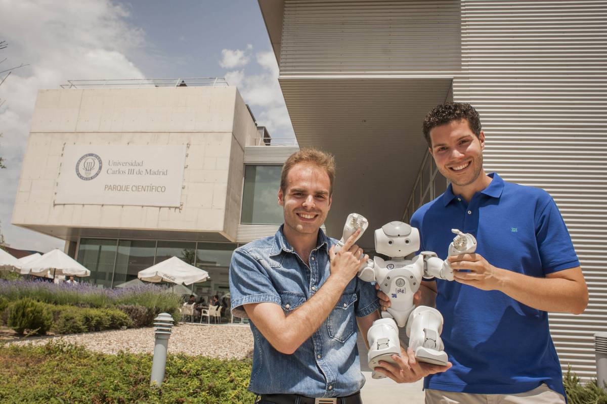 uc3m's tweet photo. #InvestigadoresUC3M crean un robot para niños con parálisis cerebral o parálisis braquial obstétrica vía @el_pais https://t.co/H6BwzLrIU3 https://t.co/FjIzbUoGC9