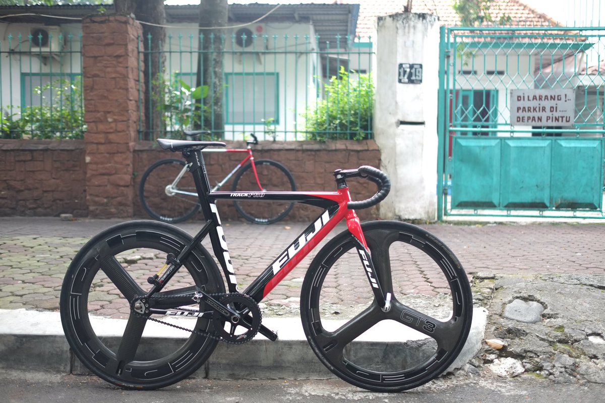 leon_khonama's tweet photo. Wts : Fuji Track Frame set + crankset (omnium + Zen Chainring 48)
CP : line.id : Bakpaoleon
#fnfjb #fbjb https://t.co/ISgGpIpwMy