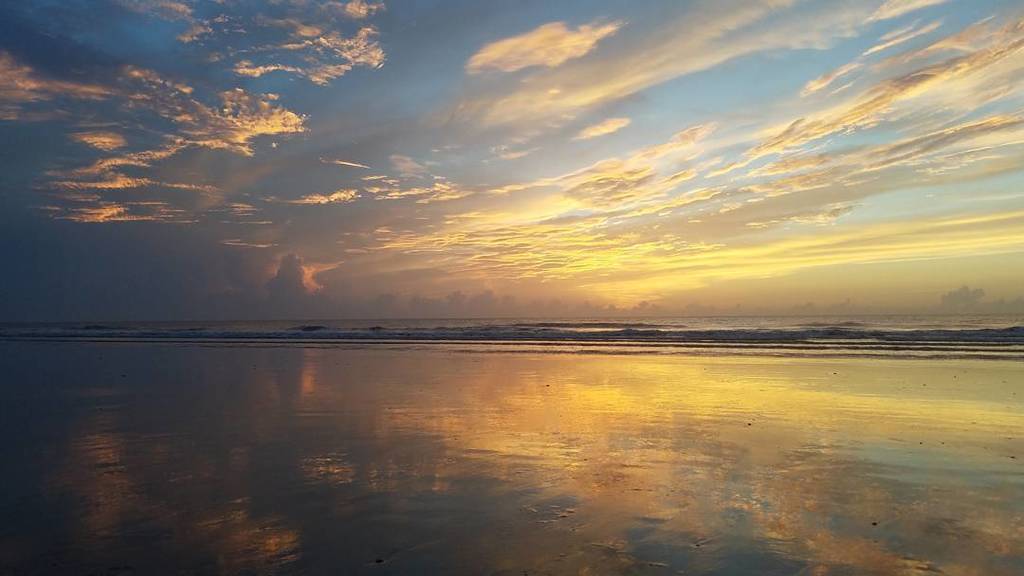 Eric_Larkin's tweet photo. My Thursday is starting out with pure awesomeness! (Or is there a better way to describe this sunrise?) #CocoaBeac… https://t.co/802YjtuQW1 https://t.co/RAcn0WKKNr