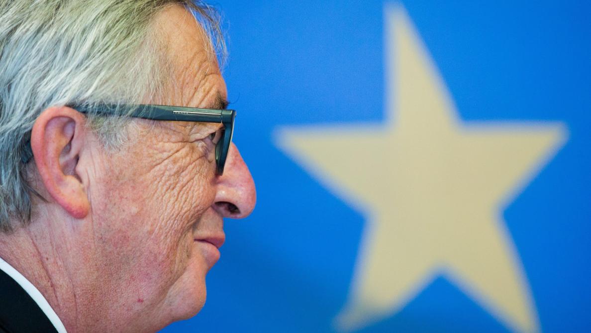 lesoir's tweet photo. Quand le téléphone de Juncker sonne pendant un point presse: «C’est mon épouse (…). Ah non, Merkel!»
https://t.co/1H6Rx4gUIa https://t.co/BnbTCwp504