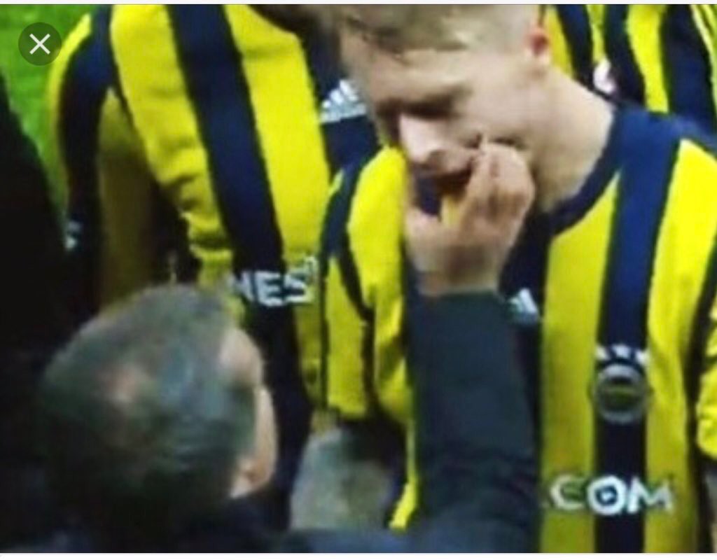 kdkdkdkfkfkfmf's tweet photo. @TuhafAmaGercek Biz çok beyefendi gördük gül gül öldük. https://t.co/Qys6wivNVL