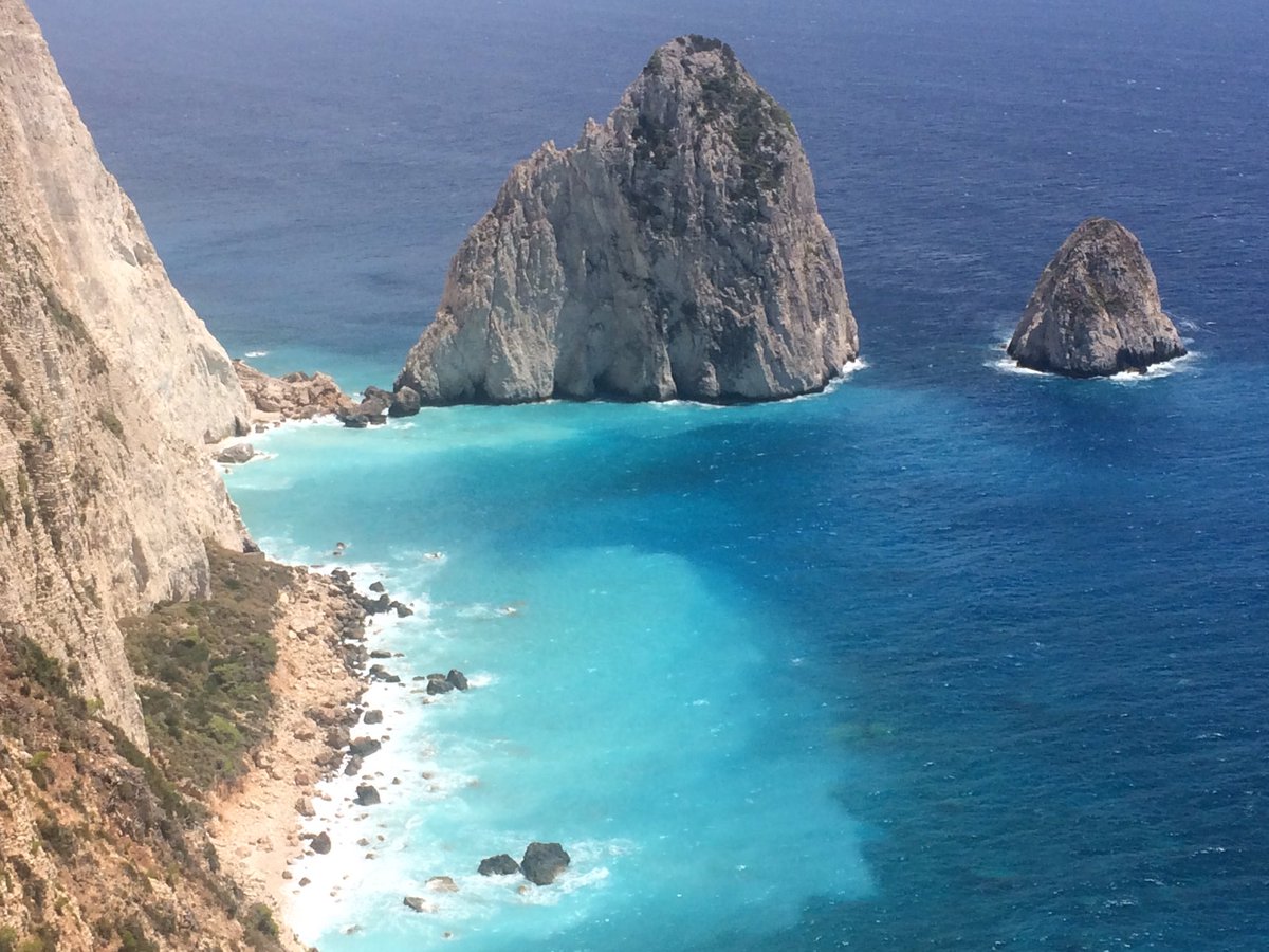 9193benjaminb's tweet photo. Not a bad view whilst having lunch #zakynthos #kericaves https://t.co/eP0TFZxgay