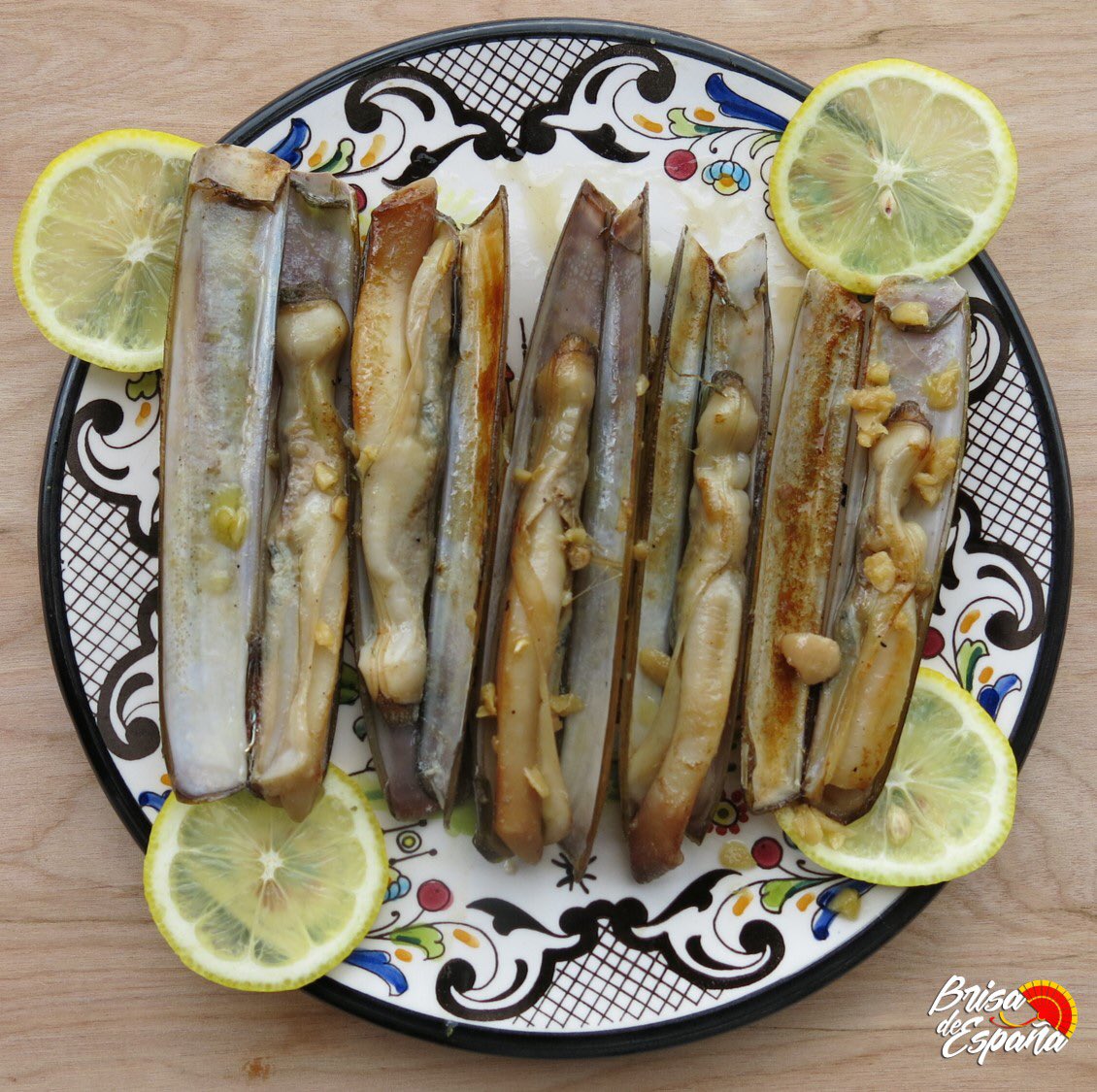 Brisa_de_espana's tweet photo. Did you know The razor shell lives under the sand, using its powerful foot to dig to a safe depth? #razorshell #navajas #brisadeespana https://t.co/6HMezznTLp