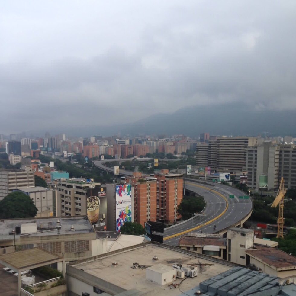 adrianadelia's tweet photo. ¡Para que vea el régimen! La Autopista completamente desolada en plena hora pico. ¡Más claro imposible! #2doDiaDeHuelgaYParoEnVzla https://t.co/93gDRlpqlq