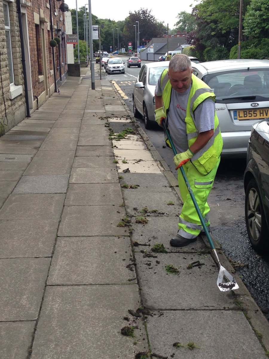 rochdaleinbloom's tweet photo. Thanks to the @RochdaleCouncil Environmental Management team for all the hard work they are putting in for #RochdaleInBloom #RIB17 https://t.co/ruiCtXaNKa