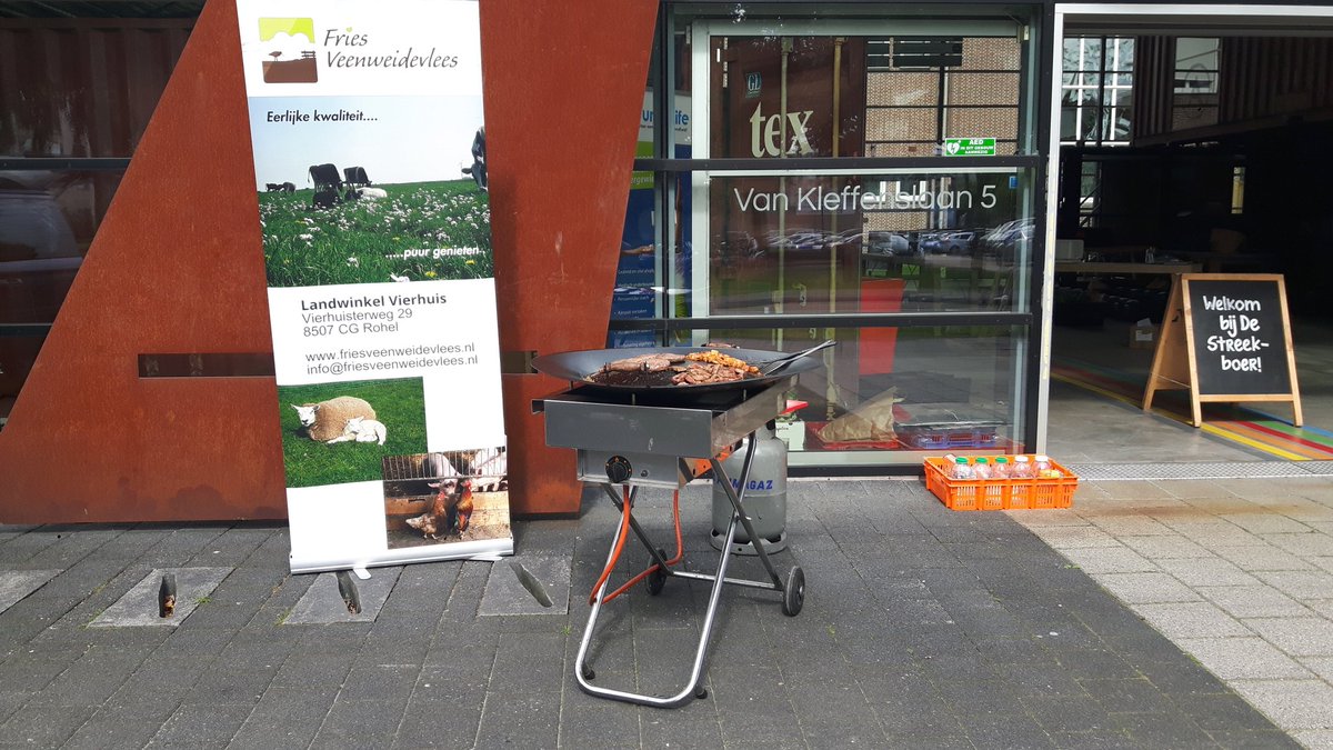 Friesweidevlees's tweet photo. Promotiemiddag, boer van de week @deStreekboer in Heerenveen. Mixed Grill van gyros, sate en hamburger. Kom maar ff langs tot 18.30! https://t.co/uj6gr3UmfW