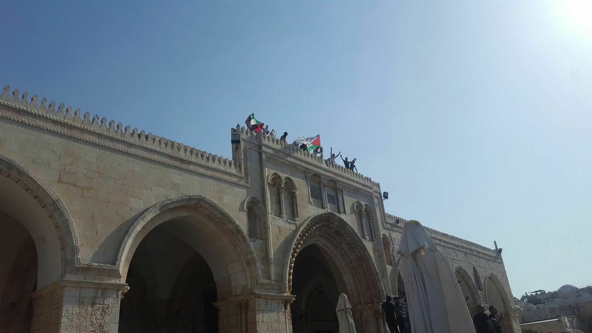 akivashimoni's tweet photo. תודה מר ביטחון, על ההשפלה, על הכניעה, על הביזיון, על אובדן הריבונות בהר. 
ולנו לא נותר אלא לשמור את התמונות ולדאוג שלא תבחר יותר להנהיג. https://t.co/spZD0Kl9yV