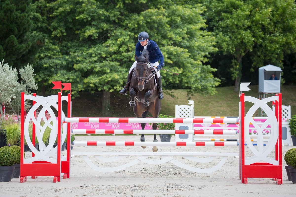 Les jeunes chevaux sont les premiers à s'élancer sur la piste en sable - #jumpingdinard #dinard #showjumping #dinardvillesportive -