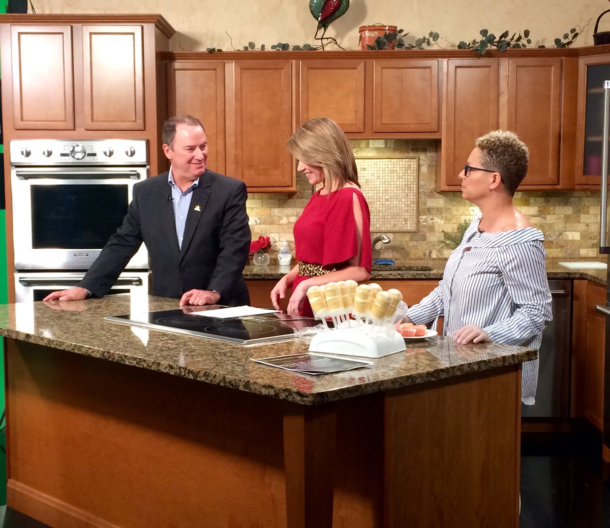 Catch <a href="/sweetpetitcincy/">SweetPetitDesserts</a> &amp; @CincyUSA's Mike Laatsch RIGHT NOW with @FOX19Kara talking <a href="/VibeCinci/">Vibe Cincinnati</a>!