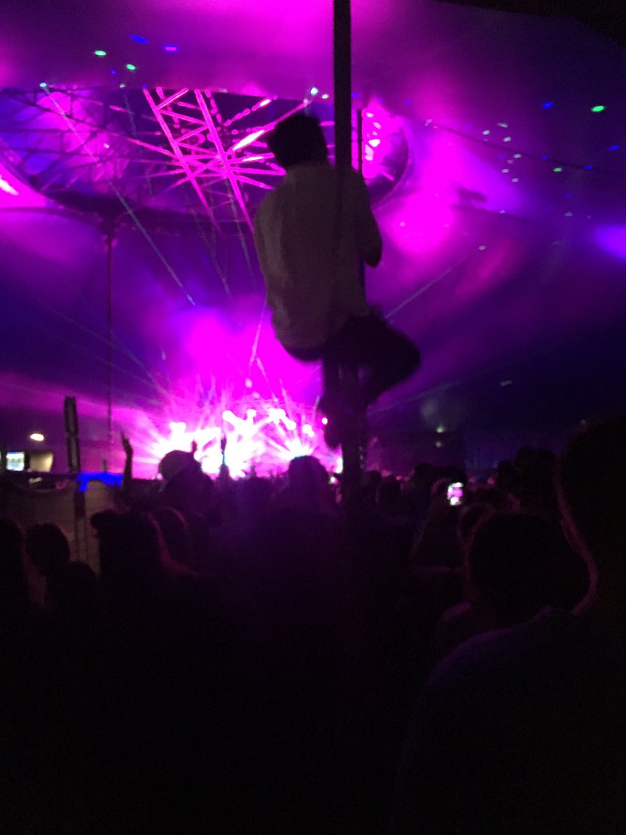__sarahmoore's tweet photo. This physical environment at music festivals can sometimes negatively affect individuals and those around's health and wellbeing #oenv17 https://t.co/fSgohD2oHt