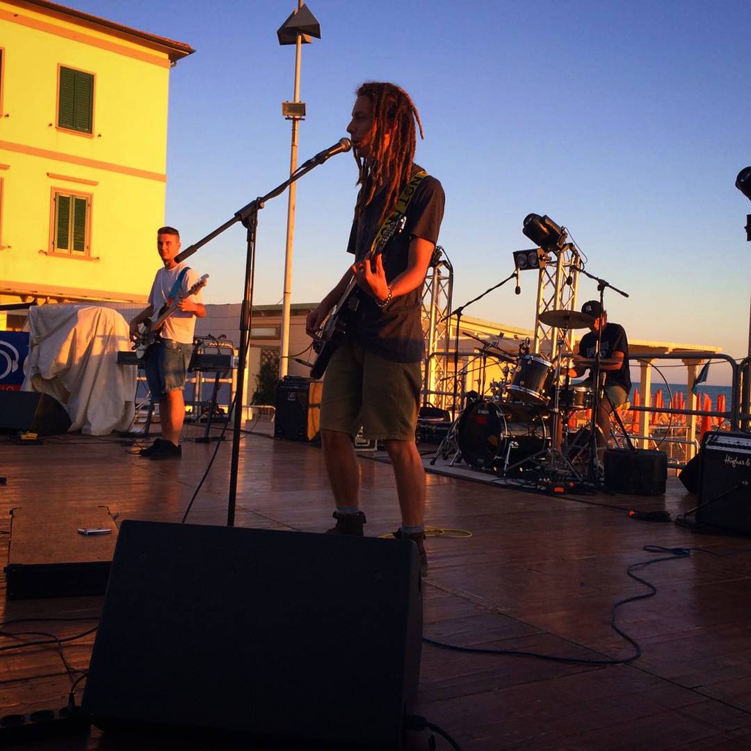 cromosauri's tweet photo. Una bella foto dal #soundcheck  di martedì scorso, pronti per il 29?

#EffettoVenezia arriviamo! 

#band #grunge #cromosauri https://t.co/D7lvOJ5Vgq