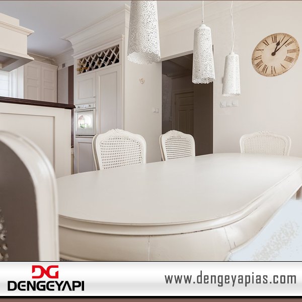 Başarılı bir dekorasyon için yemek masası üzerinde konumlandıracağınız avizenin, masa yüzeyinden en az 75 cm yüksekte olmasına özen gösterin