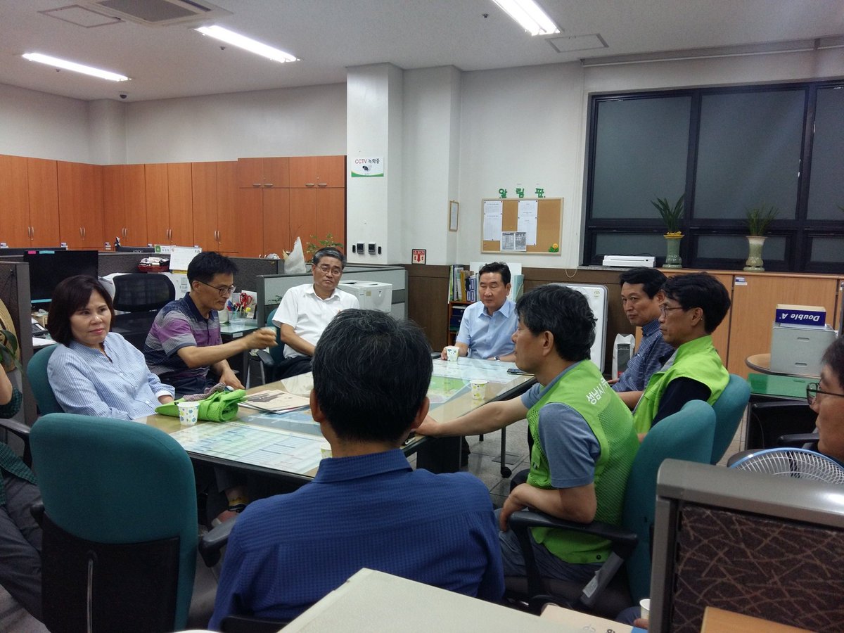 #성남시
귄석필 중원구청장은 7.27일 19시부터
주민지원팀과  합동으로  금광1구역 주택재개발지역 공가관리 및 환경실태를 점검하고  주민불편사항이 없도록 당부하였다.