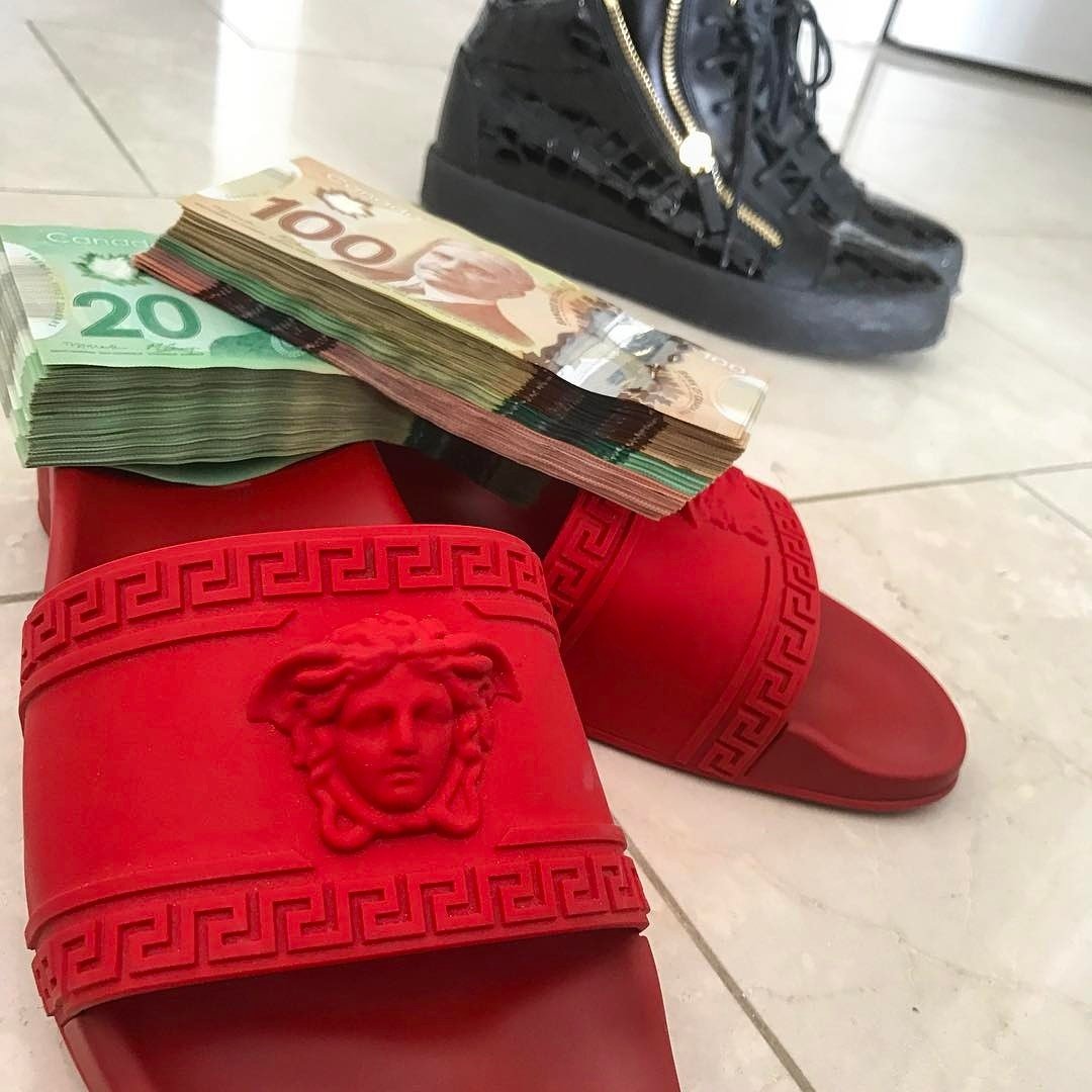 NenoTradingexp1's tweet photo. I call these my money slippers, They cash me out every time, never trade without them 💱📈💵 #VersaceSlippers #BigBoyShoes #Savage17 https://t.co/0QNrH6vNFZ
