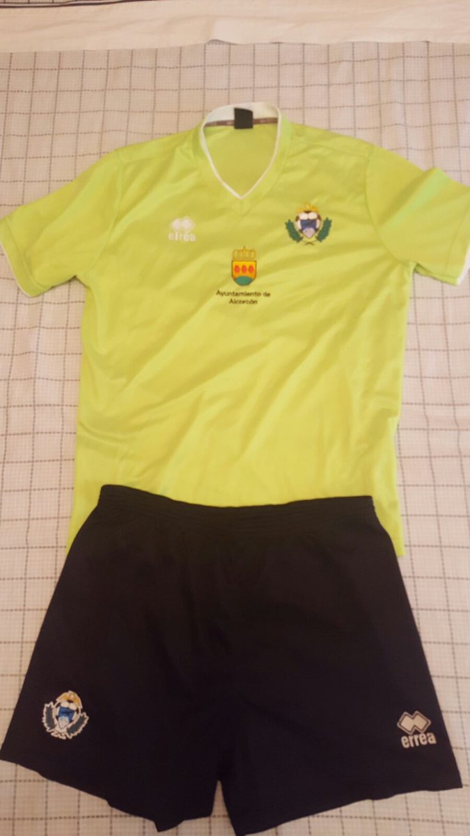 Junto con la camiseta de Jorge Bellvert sortearemos este conjunto donado por Alejandro Bodes de su equipo de fútbol ALCORCÓN