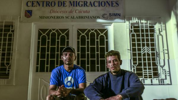 Dormir en la calle y albergues: El drama de venezolanos que buscan un futuro en Colombia bit.ly/2tFInt5