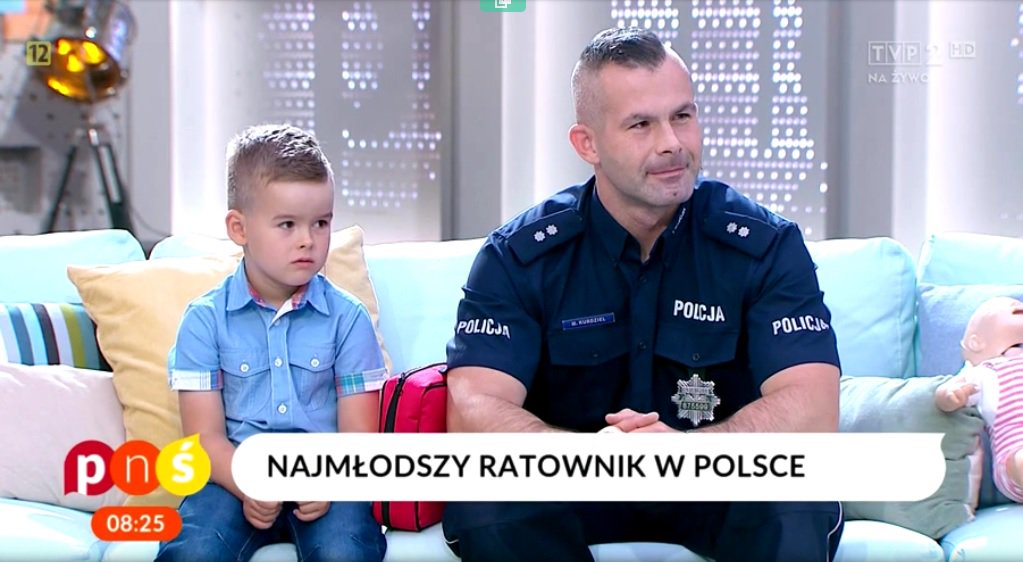 Szymek, najmłodszy ratownik w Polsce bit.ly/2tGkzFo <a href="/TVP/">Telewizja Polska</a> #pytanienaśniadanie #resuscytacja #RKO #defibrylator #AED #kidssavelife