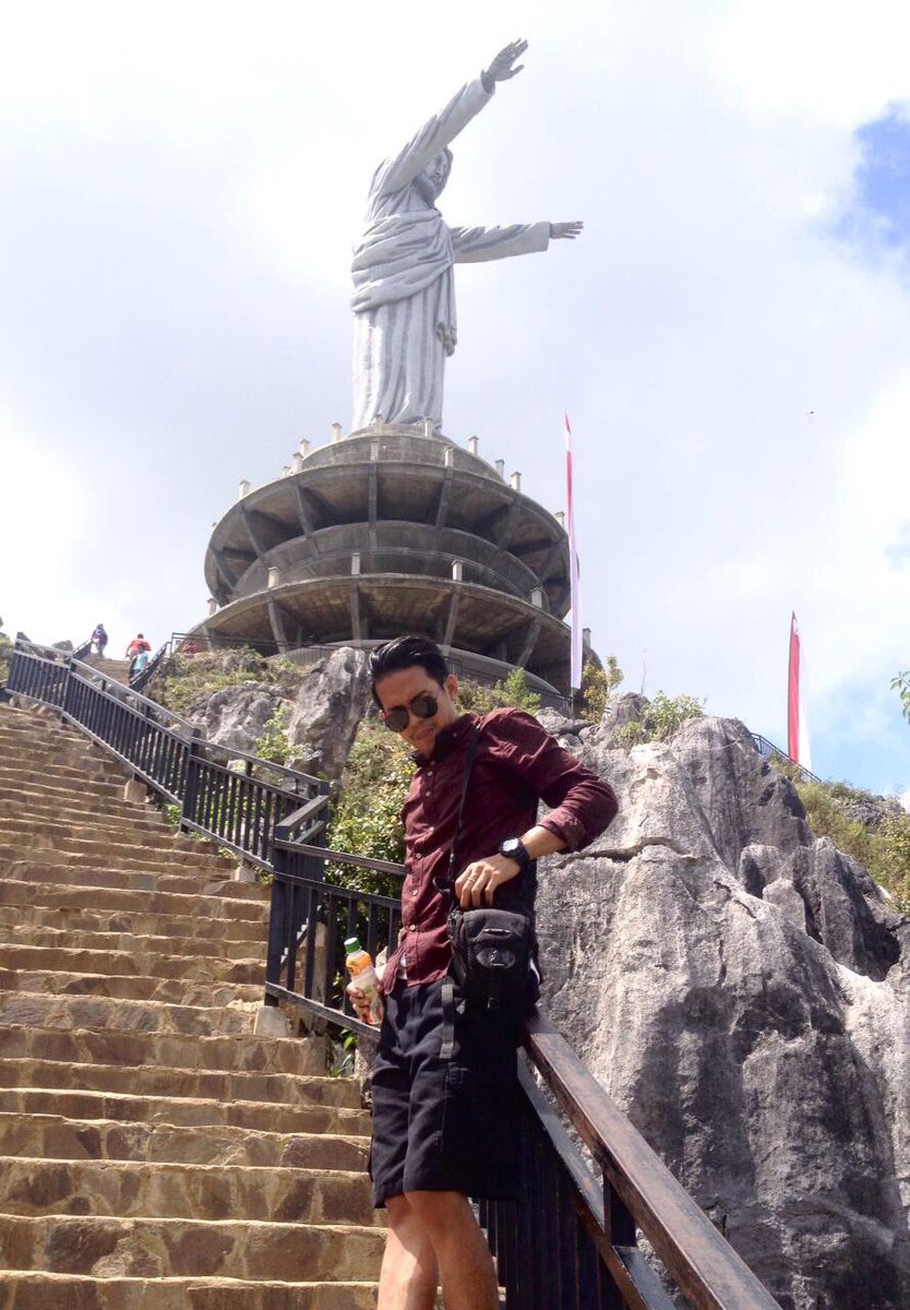 Aku tersenyum bukan berarti hidupku telah sempurna, itu hanya caraku bersyukur menikmati hidup 😇