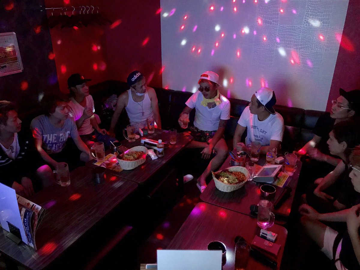 阿部 裕司 17 Summer 休日はみんなで海にてbbq 夜はカラオケで歌いまくり帰宅後爆睡しておりました W 夕方社長とお好み焼き食べて出勤 Bar魔の巣 海水浴場 q 17 大分 レクレーション カラオケ お好み焼き T Co Mjf5qczq9e