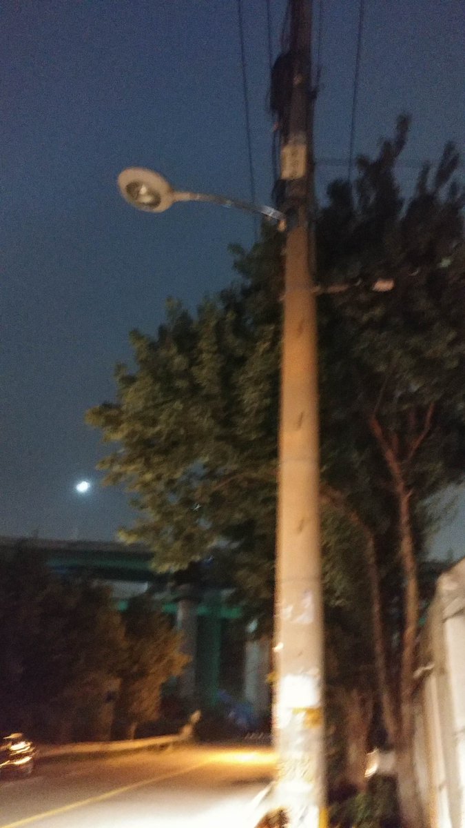 #성남시 #시흥동 아무래도 주간에는 확인이 어려운 꺼진 가로등을 확인하러 다니고 있습니다. 😎

보이는 족족 #안전신문고 앱을 통해 신고 얍!!