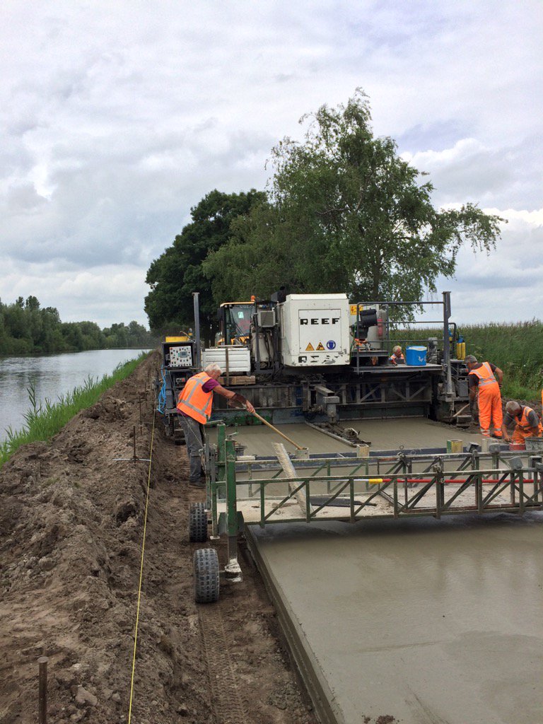 rjmmensink's tweet photo. Mooie #betonverharding @gemtwenterand langs kanaal Almelo-De Haandrik @ReefInfra https://t.co/CPX3G0ESYL
