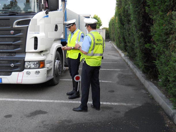 PMTerredargine's tweet photo. #viabilitàSoliera controllo autotrasporto #27Luglio a #Soliera v.1°Maggio https://t.co/RqCgE4hSjE