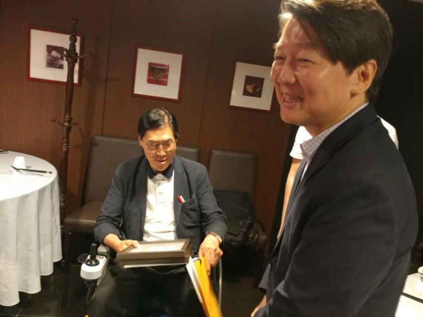 오늘자 안철수님 .jpg
gall.dcinside.com/ancheolsu/2269…

오랜만에 선한 얼굴을 뵈니 
마음이 왜 찡한지..
보이지않는 곳에서 
늘 묵묵히 행동하는 당신을 응원합니다.

#안철수