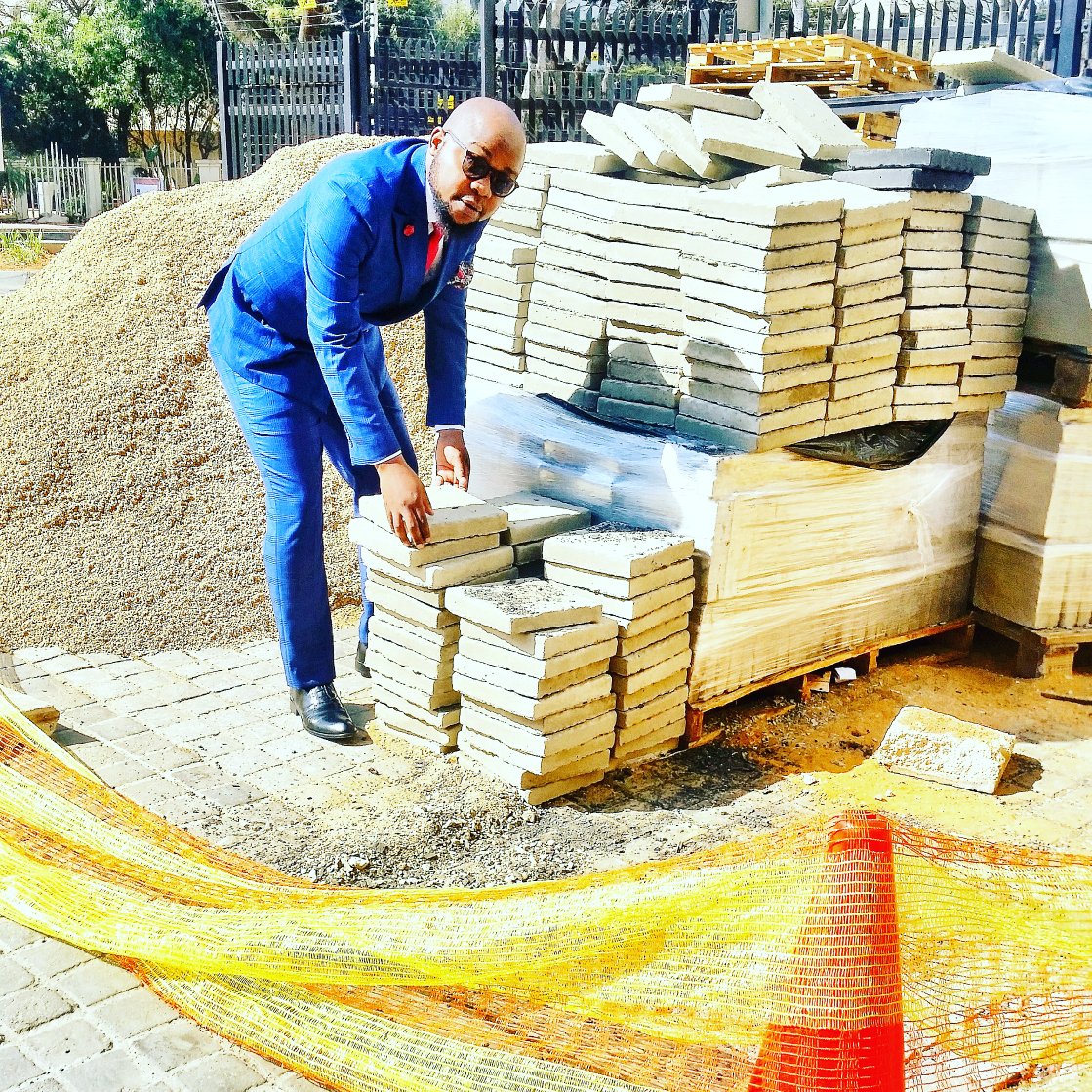 King_Fiso's tweet photo. #NewProfilePic #BricklayerInTheMaking https://t.co/vRzq6wc37C
