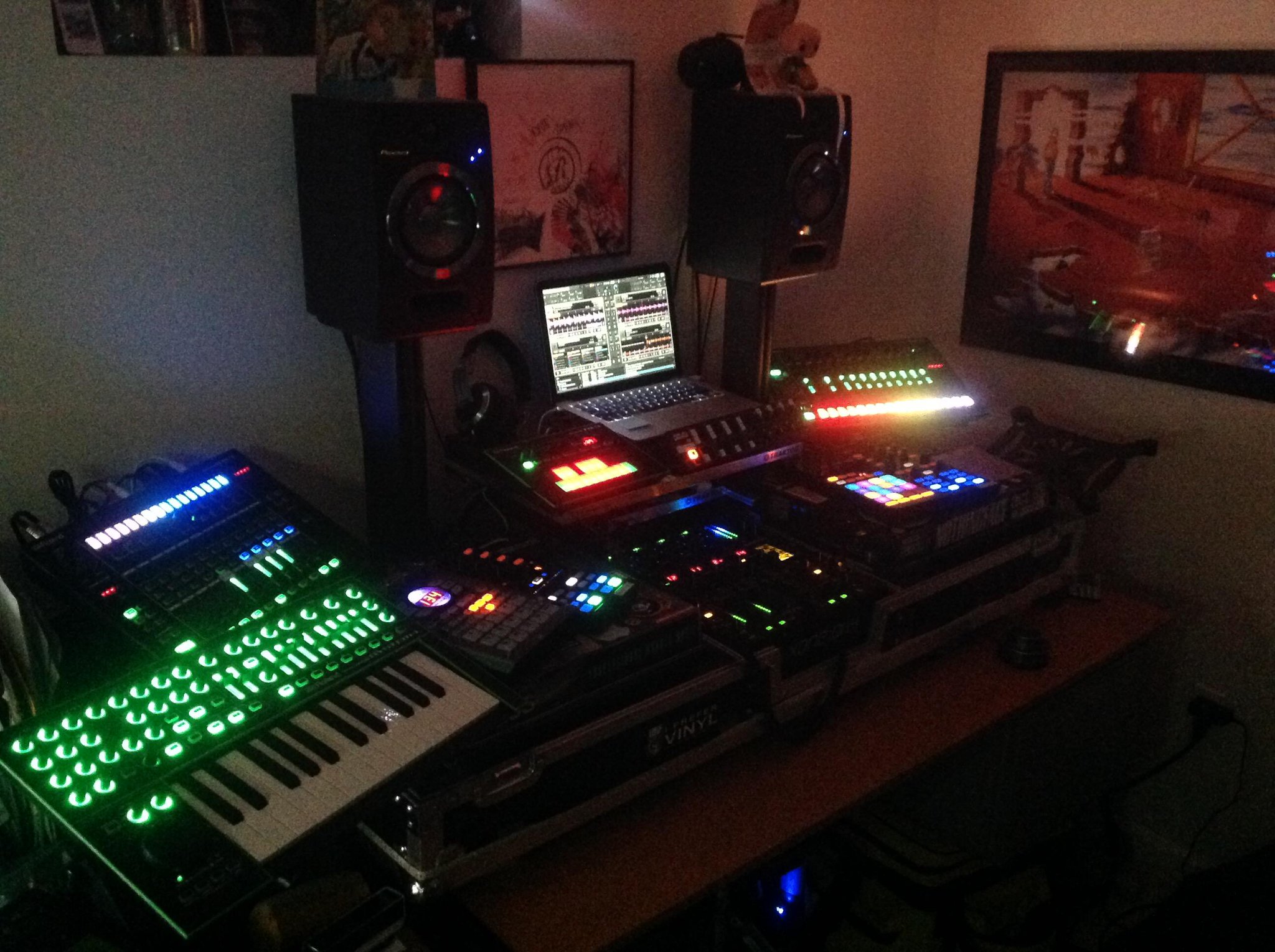 DJ Setups على تويتر "My studio. The T3k Lb. Hybrid DJ rig. DJ EDM 