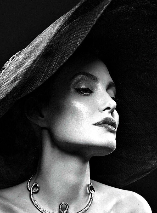Kaiju_Kingz_'s tweet image. Angelina Jolie was healed of Bell's Palsy with acupuncture as soon as she was diagnosed.