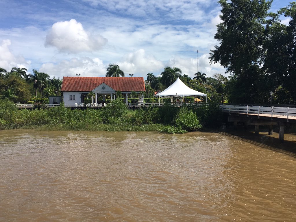 joycesylvester's tweet photo. De #Surinaamse natuur is overweldigend! Het behouden waard https://t.co/iQjhtpqktt net als de historische gebouwen https://t.co/aKxC2moOJK