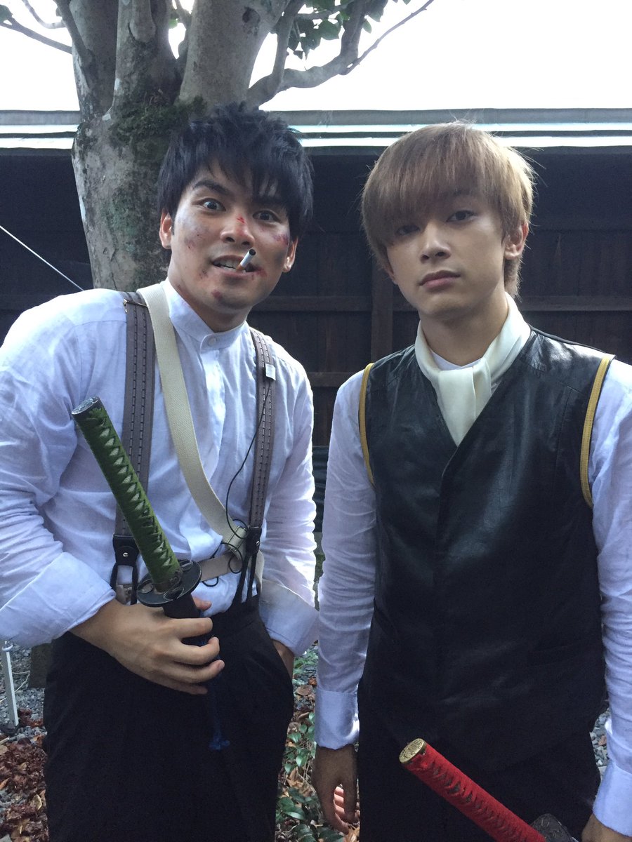 ちょ、とある人を待っていてヒマなので、オフィシャルにもフォトブックにも載ってないオフショットを！🤣銀魂、ありがたいことに大ヒット公開中！🤣お子様からじぃじばぁばまで楽しめる痛快エンターテイメントになっとります！😆夏休みは、是非とも銀魂をよろずやっっ‼️‼️