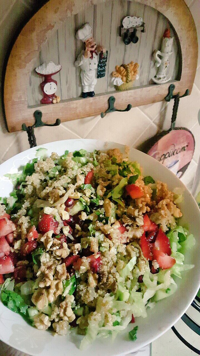 Pinkdiet2's tweet photo. #عرب_دايت   #تحدي_90_يوم
 
سلطة الفراولة والكينوا 
خس +جرجير+فراوله+كينوا مسلوقه+عين الجمل+م ص زيت زيتو مع م ك دبس رمان 

 #pinkdiet https://t.co/FlENR5EKQL