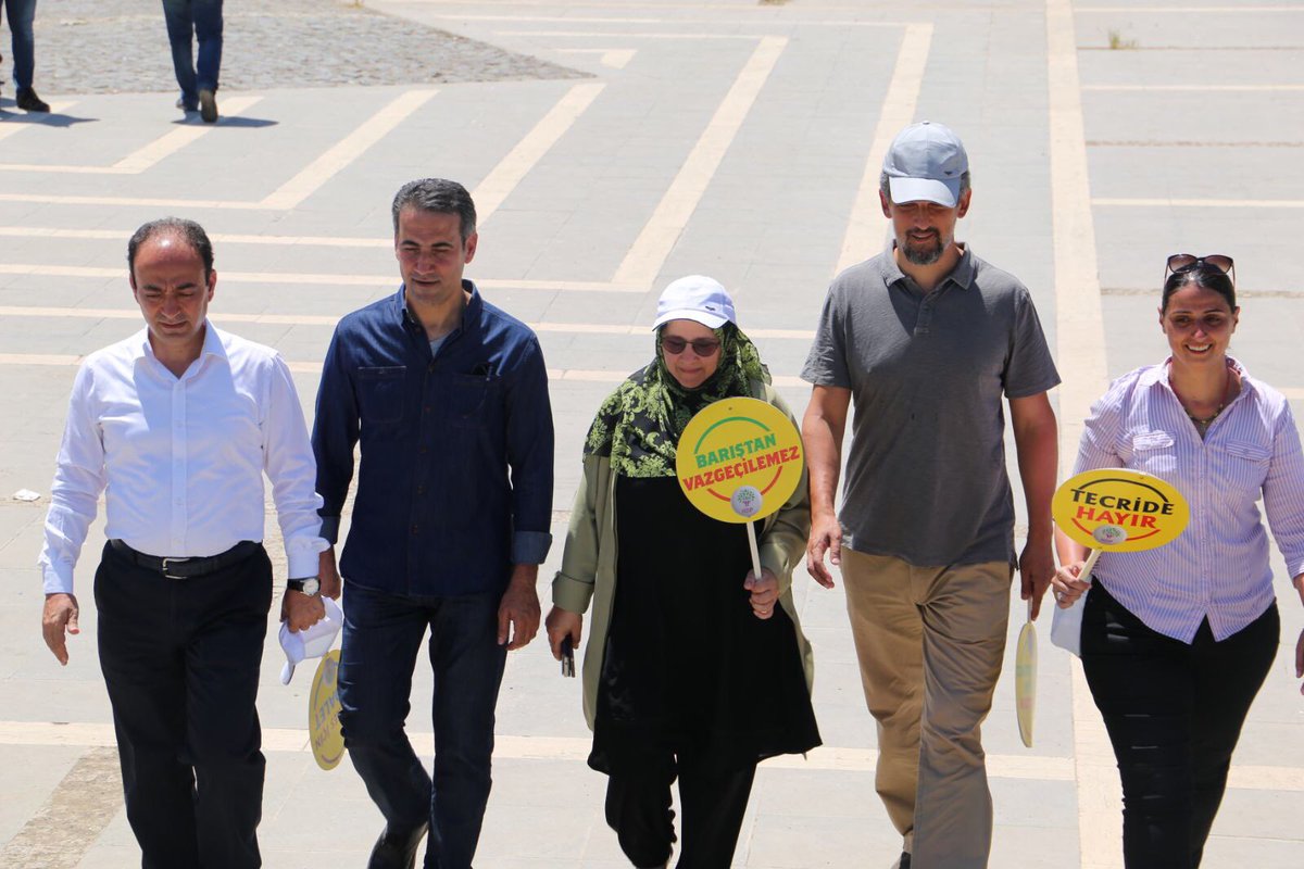 ahmetyildirihdp's tweet photo. Vicdan ve adalet nöbetinin 3. gününde ilan edilen açık cezaevinde voltadayız. https://t.co/fFL305j7Nu