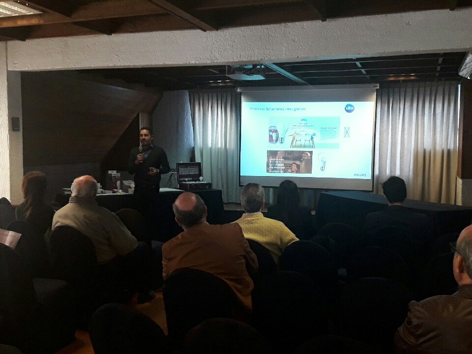 SumaEnergia_FCH's tweet photo. Contamos con la exposición de Juan David Bustos, product Manager LED Lamps de @luzphilipscl. https://t.co/8Bjxv6hDQx