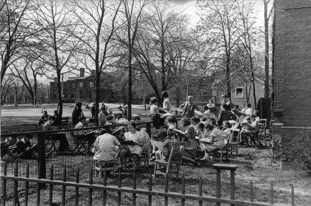 agotoronto's tweet photo. Painting in #GrangePark comes from a long tradition. And we still have spots available for August classes! https://t.co/aeBQ6TJjh6 https://t.co/l6XJBTGs8t