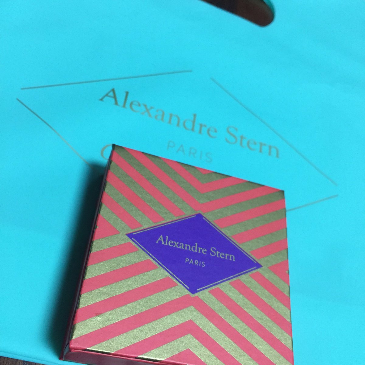 feifei_kzn's tweet photo. 【#AlexandreStern 】
夢にまで見た4粒箱…
開けた瞬間に香るはちみつ…舌の上でとろけるガナッシュ…、、、まるで濃厚なチョコケーキを摘んだような、そんな満足感!
マドレーヌ、ZENとENERGY。個人的にはストロングなはちみつ感のENERGYさんが好きでした♡ https://t.co/rahZGnjbjz