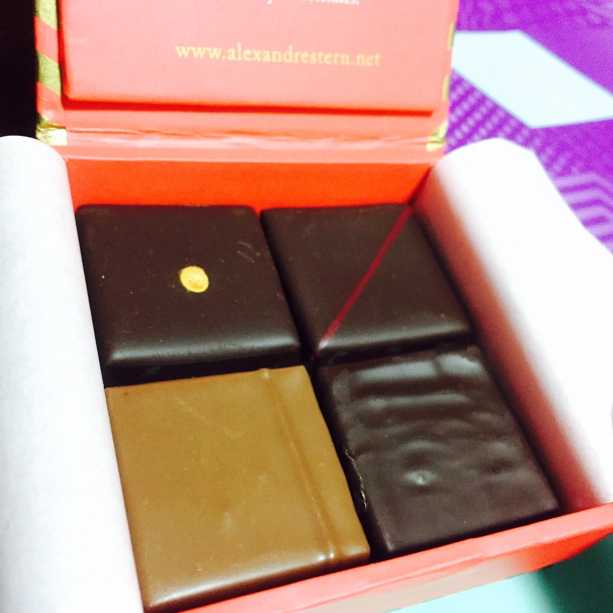 feifei_kzn's tweet photo. 【#AlexandreStern 】
夢にまで見た4粒箱…
開けた瞬間に香るはちみつ…舌の上でとろけるガナッシュ…、、、まるで濃厚なチョコケーキを摘んだような、そんな満足感!
マドレーヌ、ZENとENERGY。個人的にはストロングなはちみつ感のENERGYさんが好きでした♡ https://t.co/rahZGnjbjz