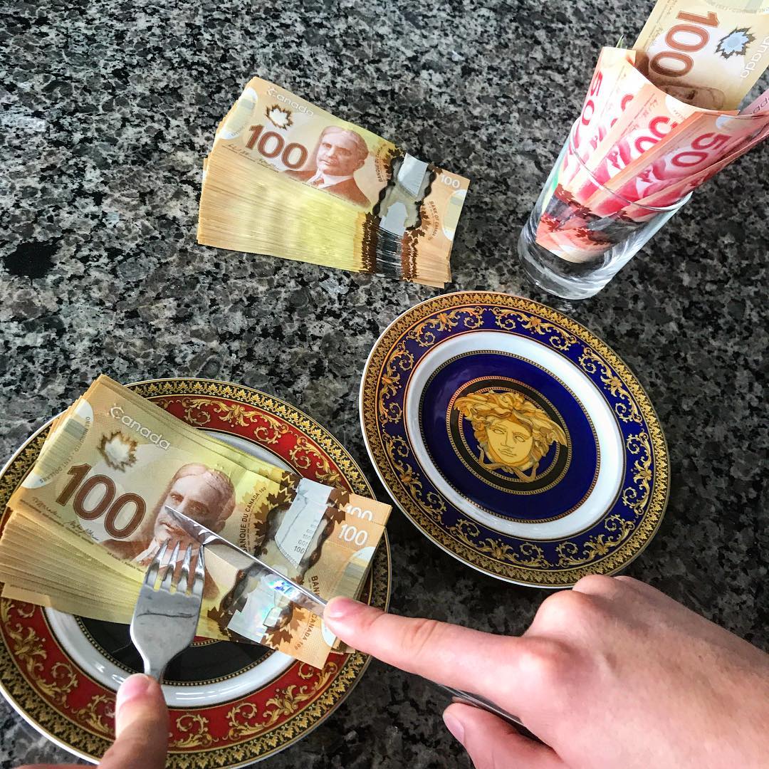 NenoTradingexp1's tweet photo. Light Thursday Breakfast with my favorite cocktail 💵🍴🍹#VersacePlate #HealthyDie https://t.co/Q34xZMVNgX