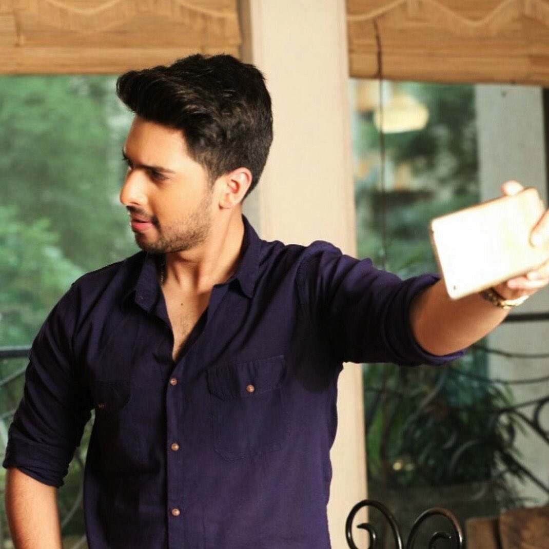 ArmaanMalik22's tweet photo. Ek toh I'm taking a nice selfie and uske upar se you're sharmaaoing? 🤔 https://t.co/6AWlJD54Vq