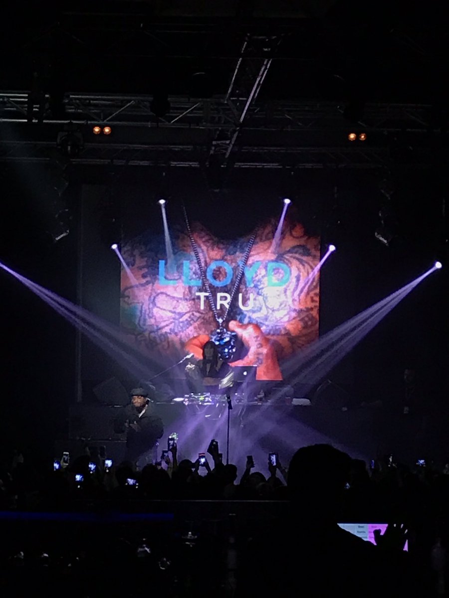 AngieXposed's tweet photo. .@Lloyd_YG killing it #MenofRnB #Melbourne #Australia 🇦🇺🎶🎤#ThatVoiceTho https://t.co/MaIvPHx5Fl