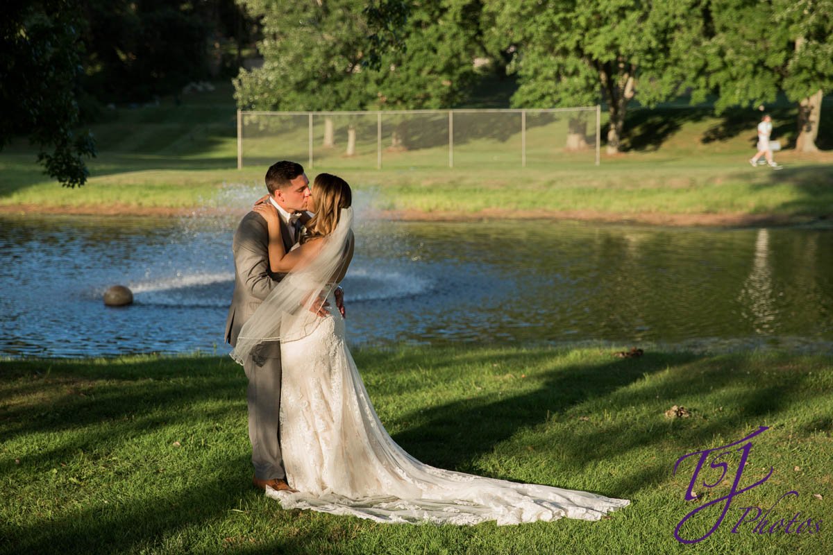 TracyJPhoto's tweet photo. Soft dappled light. #Lighting #RIWeddingPhotographer #SecondShooter #TBT #wedding #love #light #water https://t.co/s4CVAaYmtv