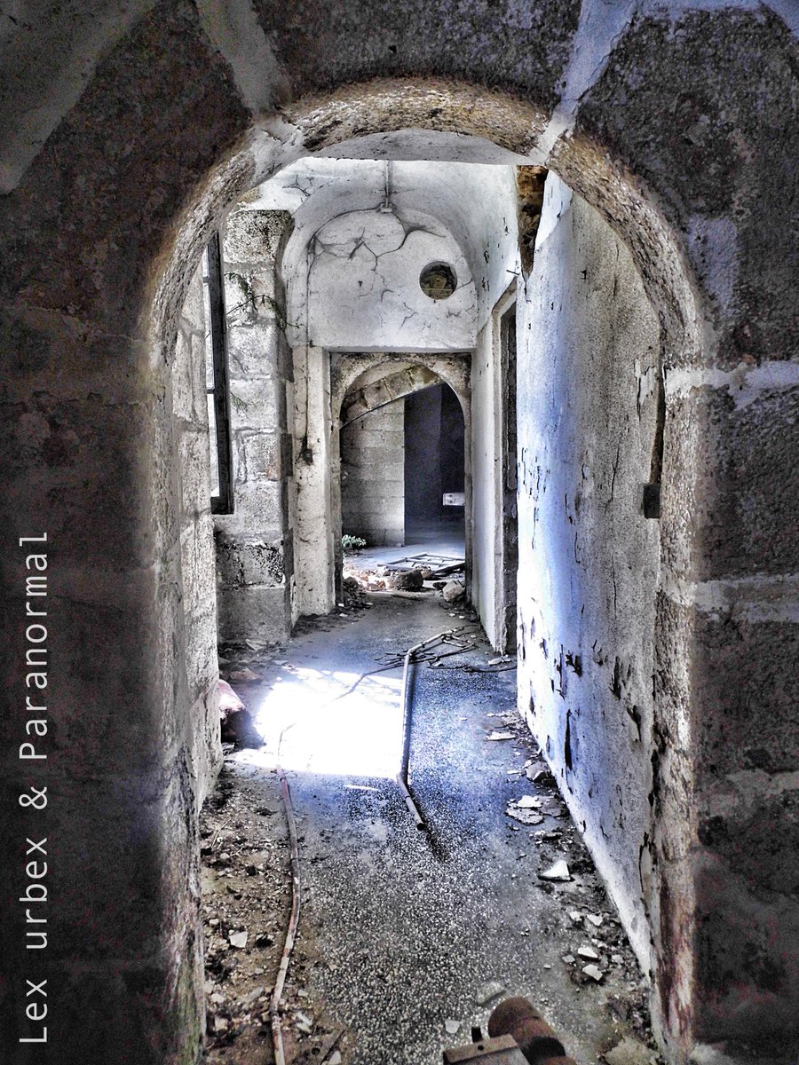 #urbex #castle #chateaupopkov #france #photography #chateau #abandonendplace #urbanexplorer #decay #photo #chateaudesagesn #popkov
