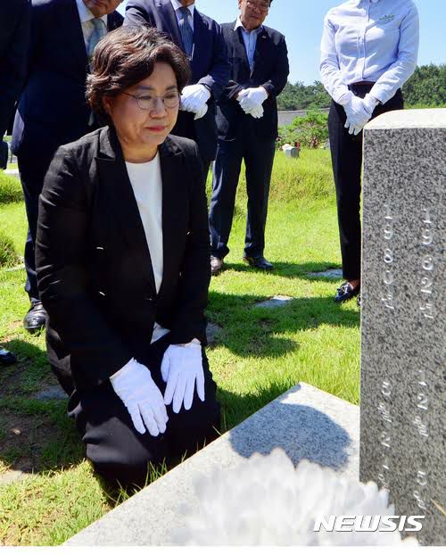 이혜훈 "5·18정신 헌법전문 수록, 민주 역사 재검토 같이 이뤄져야"
좌파 성지에 가서 충성 맹세한 이혜훈 !
참 가지 가지 한다
그렇다고 좌파들이 너들을 지지할성 싶냐
이 사진은 두고 두고 앞으로의 우파 정치 행보에 걸림돌이 될것이다