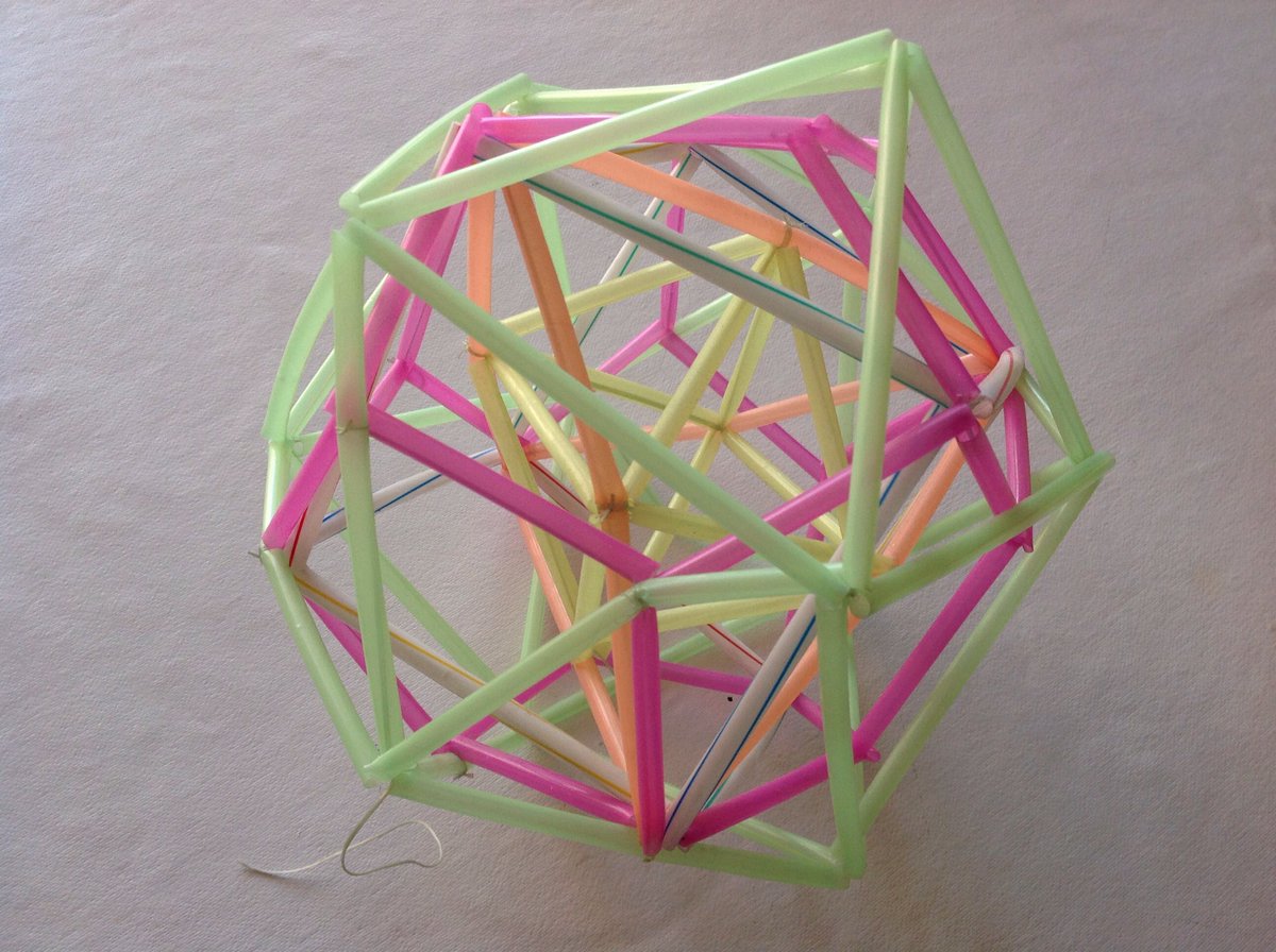 AidaInma's tweet photo. #playwithmaths #straws #geometry
#matesenlaCalle #matematicas https://t.co/x0oR01sZz2