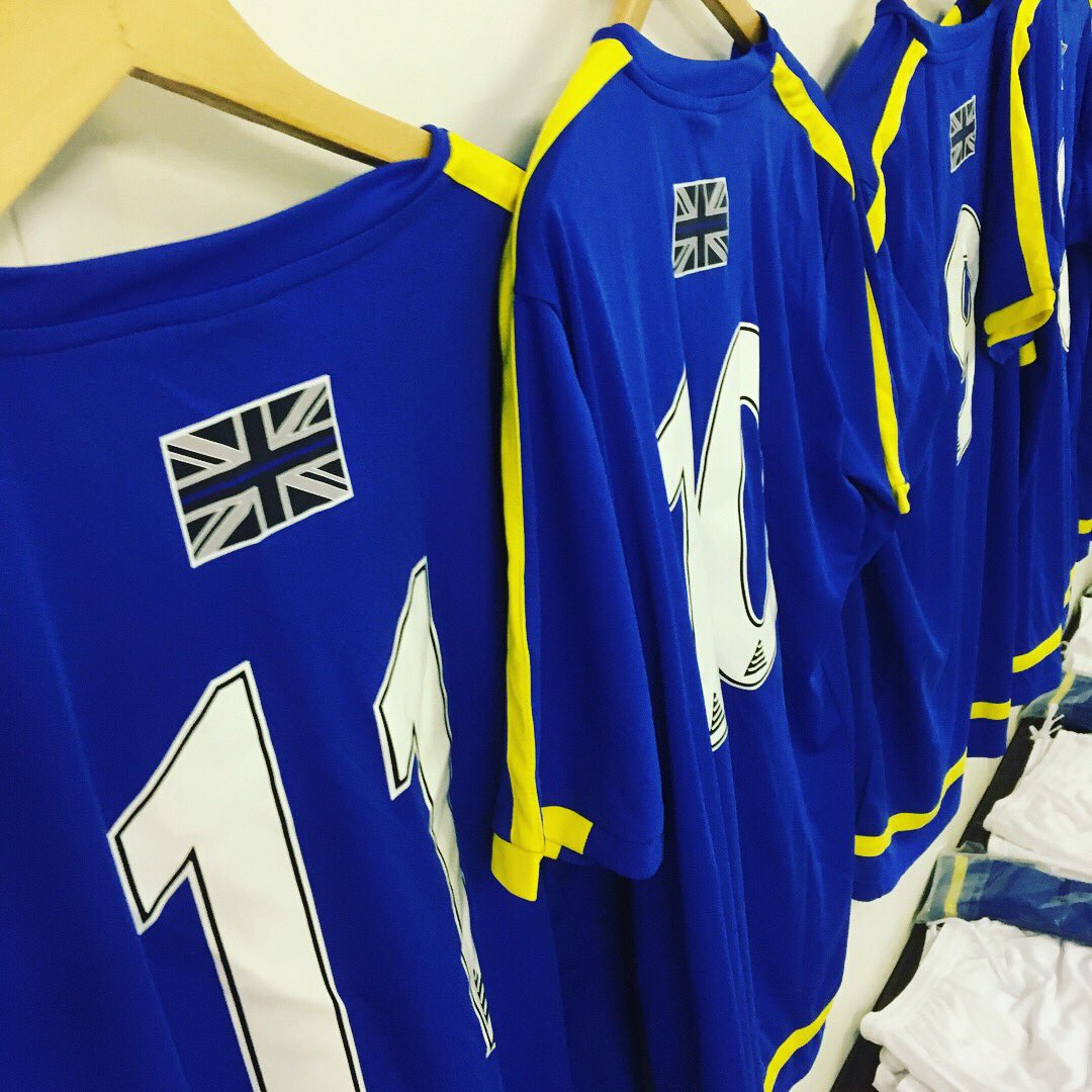 ealingmetfc's tweet photo. This is how you kit a team out. thanks @SytnerAudi and @NGUfootballclub for all your support. 4 hrs to kick off getting prepared. #prep2win https://t.co/QLQbzlO4ri